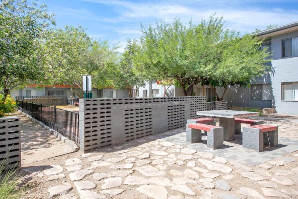 Aura at Midtown apartments courtyard with picnic table and stone patio.