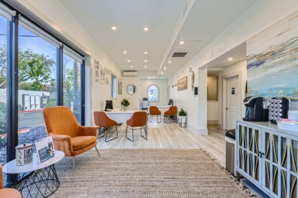 Omnia on Thomas apartments lobby with leasing desks and comfortable seating.