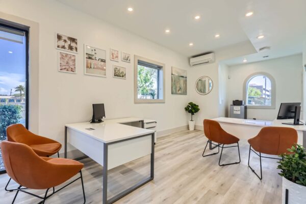 Omnia on Thomas apartments leasing office with computer desks and comfortable chairs.