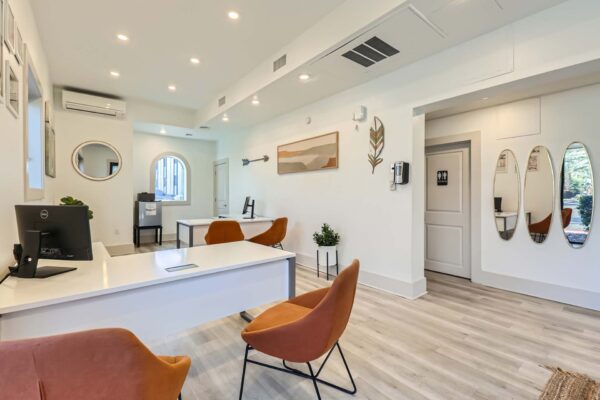 Omnia on Thomas apartments leasing office with computer desks and comfortable chairs.