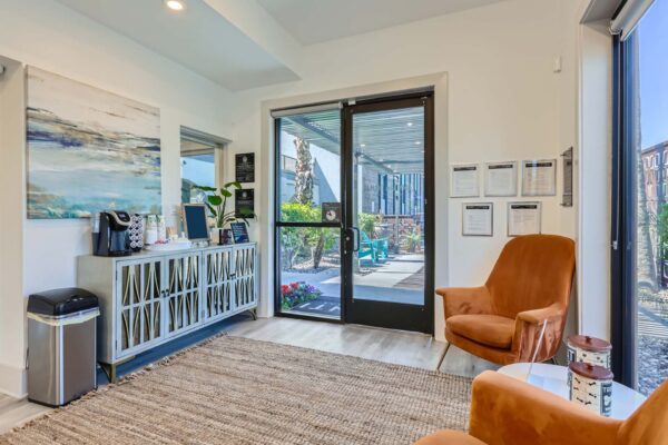 Omnia on Thomas apartments lobby with coffee bar and orange armchairs.