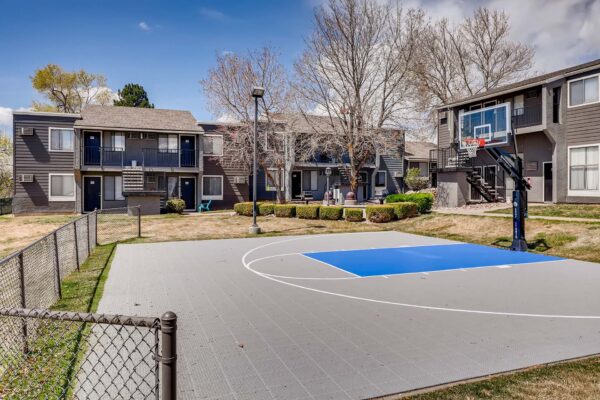 Overlook at Sunset Point apartments outdoor basketball court.