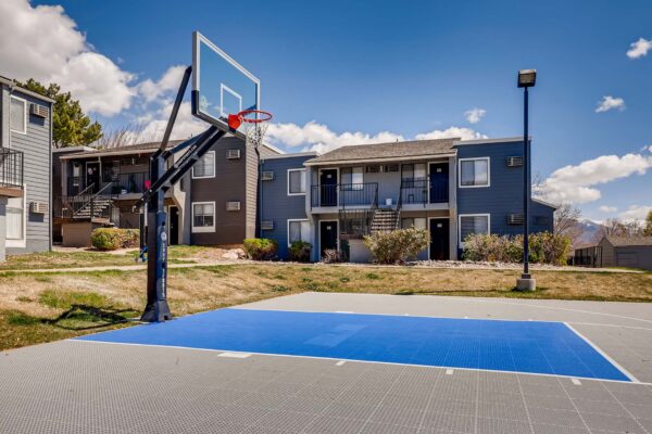 Overlook at Sunset Point apartments outdoor basketball court.