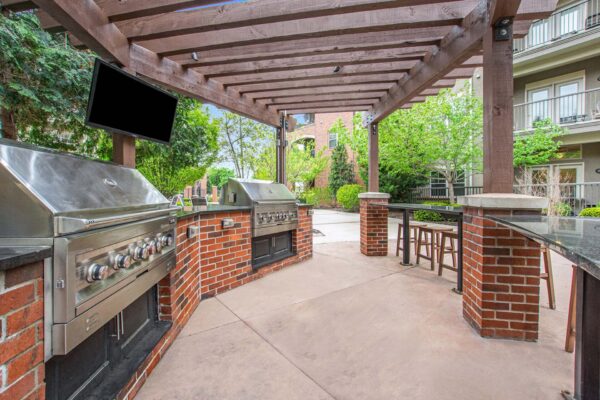 Village at Mission Farms apartments outdoor lounge with built in BBQ grills and dining tables.