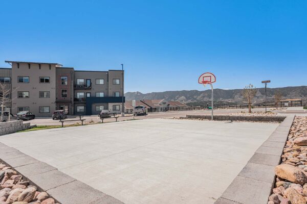 The Marc at Monument Ridge outdoor basketball court.